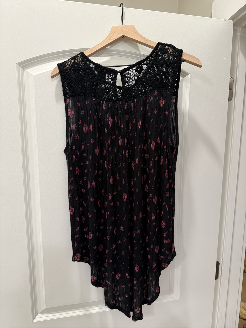 Lucky Brand Black Sleeveless Floral Crochet Yoke Camisole